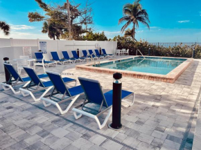 Stunning Top-Floor Condo w/ Panoramic Views, Pool